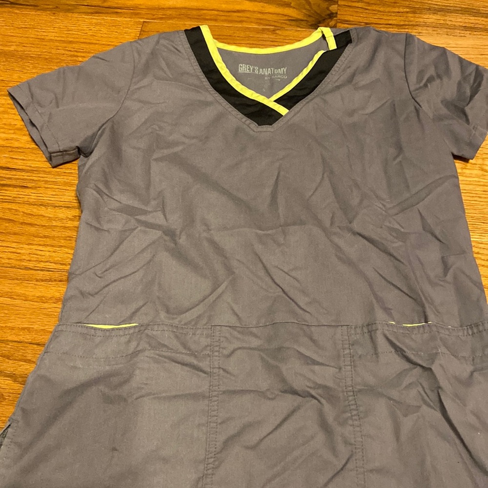 Multicolor greys anatomy scrub top barely used